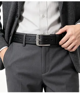 Détail de ceinture en cuir pour homme avec lanière en cuir de vachette et boucle métallique.