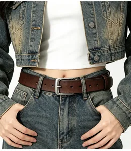 Vue détaillée de ceinture en cuir véritable avec boucle ardillon argentée, style vintage marron.