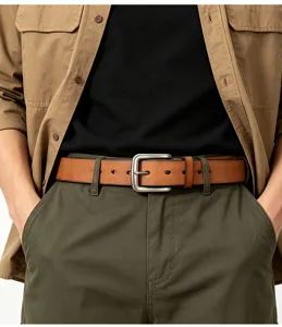 Gros plan détaillé d'une ceinture en cuir véritable rétro pour homme avec boucle en métal.