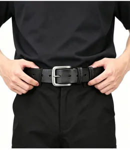 Ceinture en cuir noir pour homme avec boucle argentée, design classique pour jean et pantalon.