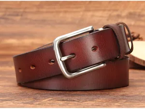 Close-up detailopname van de stijlvolle bruine echt lederen riem met metalen gesp.