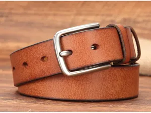 Gros plan détaillé d'une élégante ceinture en cuir marron classique avec boucle métallique.