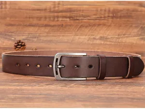 Vue détaillée de la ceinture en cuir marron pour homme avec boucle en métal et texture.