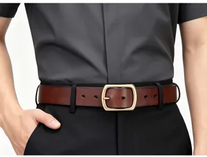 Vista dettagliata della cintura in vera pelle marrone da uomo con fibbia in ottone.