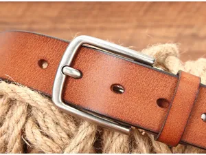 Gros plan détaillé d'une ceinture en cuir véritable avec boucle ardillon en métal robuste.
