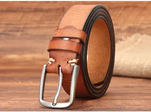 Vue détaillée de la ceinture en cuir marron avec boucle ardillon en métal et coutures.