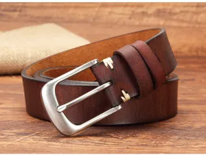 Vue détaillée de la ceinture en cuir marron rétro avec boucle en métal et coutures fines.