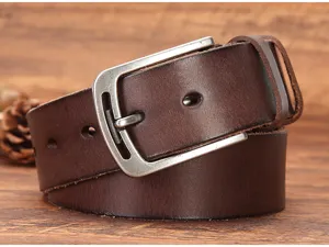 Détail en gros plan d'une ceinture marron en cuir avec boucle ardillon métallique élégante.