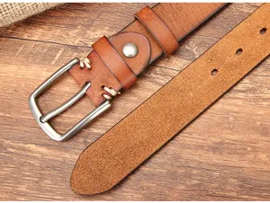 Ceinture en cuir veritable pour homme avec boucle ardillon classique et coutures raffinees.