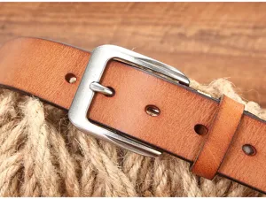 Gros plan d'une ceinture en cuir véritable pour homme avec boucle rétro, détail de texture rustique.