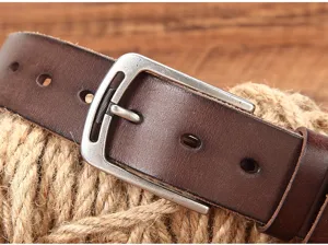 Gros plan détaillé d'une ceinture en cuir marron véritable avec boucle en métal vintage.