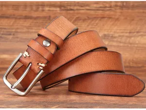 Ceinture marron pour homme en cuir de vachette véritable avec boucle ardillon métallique.