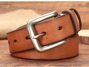 Gros plan détaillé de ceinture en cuir véritable rétro avec boucle en métal sur fond texturé