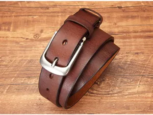 Gros plan sur une ceinture en cuir marron avec boucle ardillon, montrant les détails de texture.