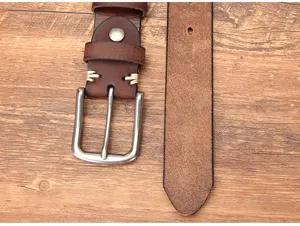 Vintage echt lederen herenriem met klassieke metalen doorngesp en duurzame afwerking.