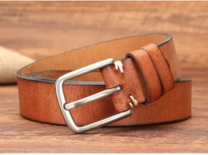 Gros plan détail de la ceinture homme en cuir véritable vintage avec boucle ardillon.