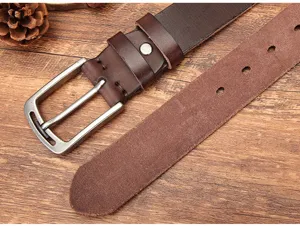 Gros plan detaille d un ceinture en cuir veritable marron homme avec boucle metal classique.