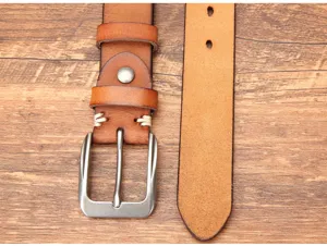 Gros plan détaillé d'une ceinture en cuir véritable marron avec boucle ardillon.
