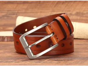 Gros plan détaillé d'une ceinture en cuir marron avec boucle en métal, texture rétro et chic.