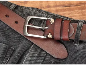 Gros plan sur la ceinture en cuir pour homme avec boucle ardillon rétro élégante.