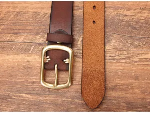 Dettaglio cintura da uomo in vera pelle vintage con fibbia ad ardiglione classica.