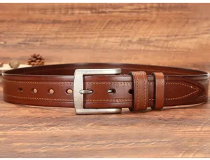 Gros plan sur la ceinture en cuir marron pour homme avec boucle ardillon et double couture.