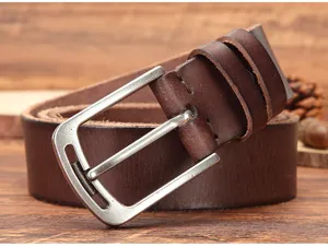 Ceinture marron en cuir véritable pour homme avec boucle ardillon métallique style décontracté.