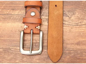 Vue détaillée d'une ceinture en cuir véritable vintage avec boucle en métal et coutures.
