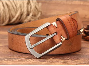 Vue detaillee de la ceinture en cuir veritable pour hommes avec boucle ardillon metallique.
