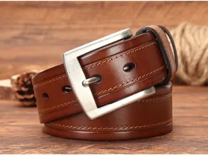 Gros plan détaillé de la ceinture en cuir marron avec des coutures robustes et une boucle.