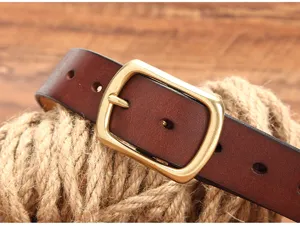 Primo piano dettagliato di cintura uomo in vera pelle vintage con fibbia ad ardiglione.