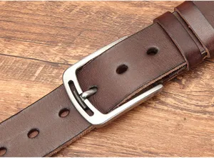 Gros plan détaillé de la ceinture en cuir marron pour hommes avec boucle à ardillon.