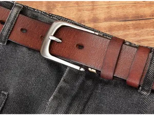 Gros plan détaillé de la ceinture en cuir véritable avec boucle ardillon classique.