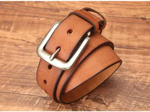 Détail de ceinture en cuir véritable rétro, sangle en cuir marron avec boucle ardillon.