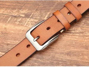Vue détaillée de la ceinture en cuir véritable avec boucle ardillon en métal et grain fin.