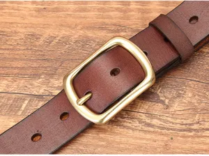 Cintura da uomo vintage in vera pelle con fibbia ad ardiglione in metallo, cinturino marrone.