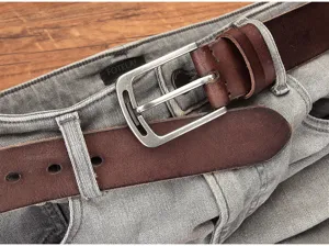 Ceinture en cuir décontractée pour homme avec boucle ardillon en métal et jean.