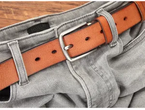 Ceinture en cuir de vache véritable pour homme avec boucle ardillon argentée élégante.