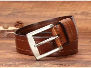Vue détaillée de la ceinture en cuir marron classique avec boucle ardillon argentée.