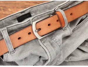 Vue détaillée d'une ceinture en cuir marron pour homme avec boucle ardillon classique.