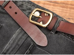 Cintura uomo in vera pelle vintage con fibbia ad ardiglione in ottone per jeans.