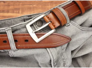 Gros plan sur la ceinture en cuir marron pour homme, boucle ardillon classique et coutures.