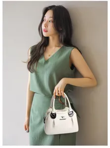 Elegant white leather handbag for women, stylish shoulder bag with top handle and classic design.