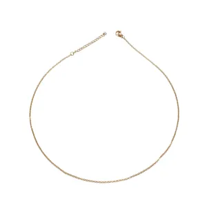Chaîne de cou en acier inoxydable doré, vue détaillée, accessoire élégant pour femmes.