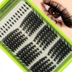 Primer plano detallado de pestañas postizas DIY en bandeja verde con ojo de muestra.