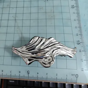Silver irregular flowing metal hair claw clip, chic aesthetic geometric spring hair accessory.