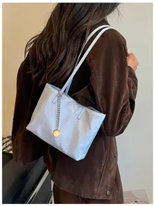 Minimalistische hellblaue Schulter-Tasche mit schickem Metallketten-Anhänger für Alltag.