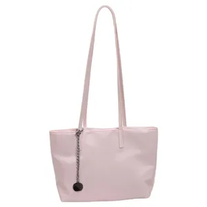 Rosa minimalistische Damen Shopper Tasche, große Umhängetasche mit schickem Kettenanhänger.