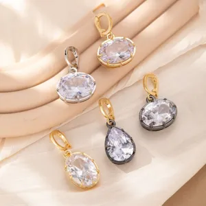Detalle de dije colgante DIY de cristal circonita, joyería ovalada lágrima garra engaste.