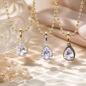 Exquisito collar con colgante de circonita en forma de gota con varios acabados metálicos.